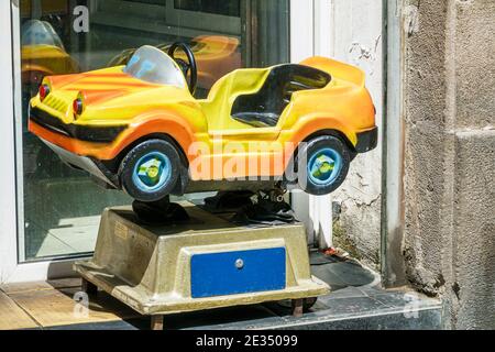 Espagne Barcelone hispanique Catalogne Catalunya El Born quartier historique Ciutat Tour pour enfants à la façade de la Vella, à pièces, tour d'amusement coloré Banque D'Images