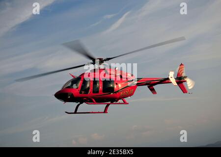 Hélicoptère utilitaire à moteur unique civil/militaire Bell 407. Banque D'Images