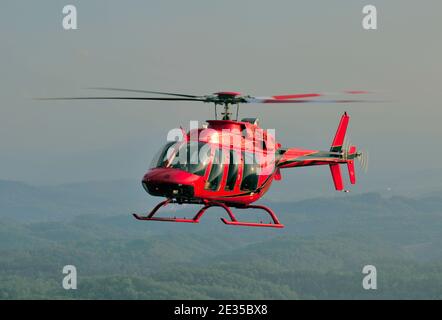 Hélicoptère utilitaire à moteur unique civil/militaire Bell 407. Banque D'Images