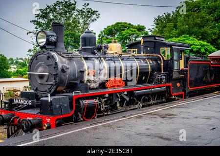 Un train à vapeur est tiré par une locomotive de classe C17 entièrement restaurée du début des années 1920, le long de la ligne de chemin de fer du patrimoine Mary Valley Rattler. Banque D'Images