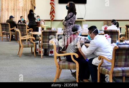 Pasadena. 17 janvier 2021. Les résidents reçoivent le vaccin COVID-19 à Pasadena, dans le comté de Los Angeles, en Californie, aux États-Unis, le 15 janvier 2021. Credit: Xinhua/Alay Live News Banque D'Images