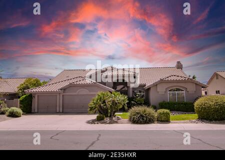 Maison Pheonix Arizona au coucher du soleil rose et violet Banque D'Images