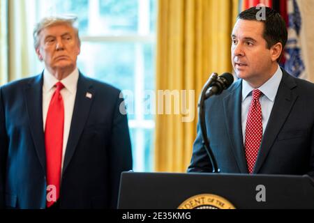 Le président Donald J. Trump décerne à la Représentante Devin Nunes, R-Calif., le lundi 4 janvier 2021, la Médaille de la liberté aux Nunes dans le Bureau ovale de la Maison Blanche. Banque D'Images