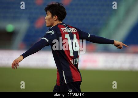 Bologne, Italie. 16 janvier 2021. Takehiro Tomiyasu (Bologne) réagit lors du match Serie A Tim entre le FC 1909 de Bologne et le FC Hellas Verona au Stadio Renato Dall'Ara le 16 2021 janvier à Bologne, en Italie. Bologne gagne 1-0. (Photo de Giuseppe Fama/Pacific Press) crédit: Pacific Press Media production Corp./Alay Live News Banque D'Images