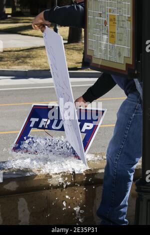 Carson City, États-Unis. 16 janvier 2021. Un panneau Trump est utilisé pour enlever la glace. Le nom du vice-président Pence est coupé.les partisans de Trump se réunissent dans la capitale de l'État pour protester avant l'investiture de Biden. La taille de la foule est restée petite. Crédit : SOPA Images Limited/Alamy Live News Banque D'Images