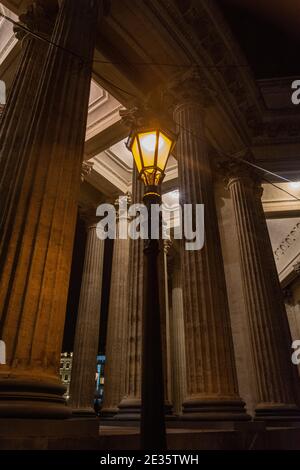 Foyer sélectif. Colonnes de la cathédrale de Kazan dans la soirée. 2 place Kazanskaya, Saint-Pétersbourg, novembre 2020 Banque D'Images