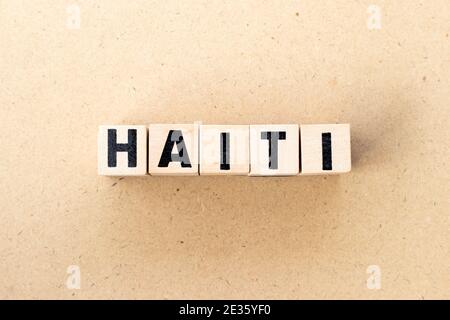 Bloc de lettres de l'alphabet dans le mot haïti sur fond de bois Banque D'Images