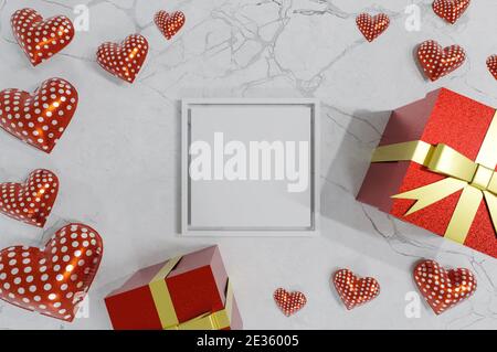 Image 3D , cadre blanc de boîte cadeau et coeurs sur fond de marbre . Concept Saint Valentin, mariage Banque D'Images