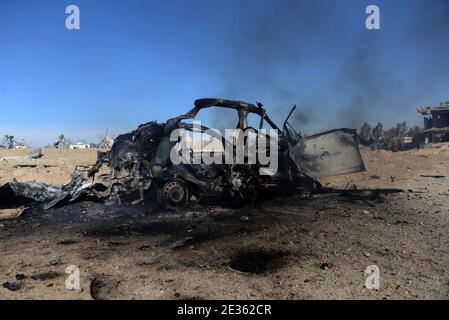 Pékin, Chine. 16 janvier 2021. La photo prise le 16 janvier 2021 montre un véhicule endommagé sur le site d'une explosion d'une voiture piégée dans le district de Daman, dans la province de Kandahar, en Afghanistan. Credit: Sanaullah Seiam/Xinhua/Alamy Live News Banque D'Images