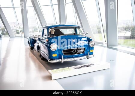 STUTTGART, ALLEMAGNE, 2019: 1955 "Blue Wonder" Mercedes-Benz transporteur de voitures de course à grande vitesse Banque D'Images