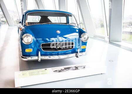 STUTTGART, ALLEMAGNE, 2019: 1955 "Blue Wonder" Mercedes-Benz transporteur de voitures de course à grande vitesse Banque D'Images