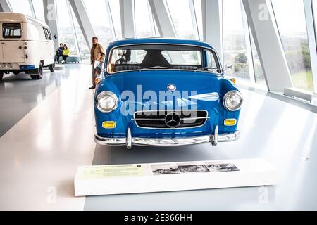 STUTTGART, ALLEMAGNE, 2019: 1955 "Blue Wonder" Mercedes-Benz transporteur de voitures de course à grande vitesse Banque D'Images
