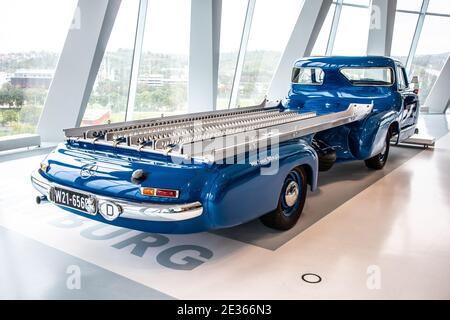 STUTTGART, ALLEMAGNE, 2019: 1955 "Blue Wonder" Mercedes-Benz transporteur de voitures de course à grande vitesse Banque D'Images