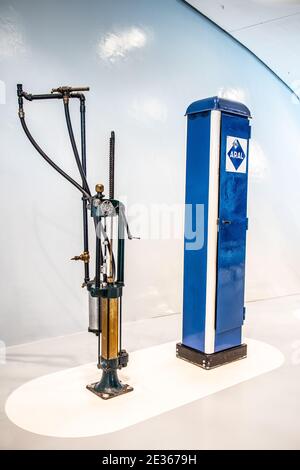 STUTTGART, ALLEMAGNE, 2019: Une ancienne pompe à carburant diesel Shell, ancienne et obsolète, des pompes à essence anciennes au musée Mercedes-Benz Banque D'Images