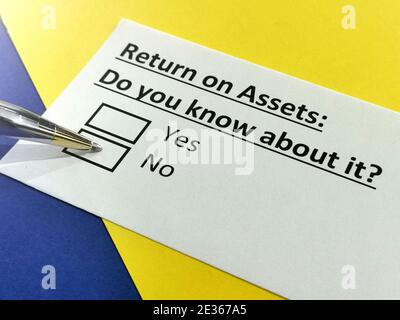 Une personne répond à une question sur le rendement des actifs. Banque D'Images