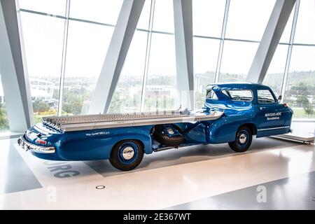 STUTTGART, ALLEMAGNE, 2019: 1955 "Blue Wonder" Mercedes-Benz transporteur de voitures de course à grande vitesse Banque D'Images