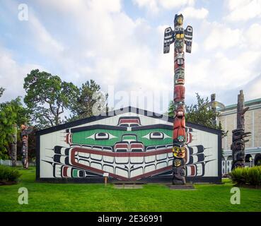Kwakwaka'wakw Heraldic Pole (pôle 20122) devant Wawadit'la (Maison Mungo Martin), Thunderbird Park, Royal BC Museum, Victoria (Colombie-Britannique). Banque D'Images