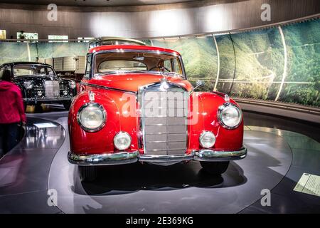 STUTTGART, ALLEMAGNE, 2019: 1952 Mercedes-Benz 300 Adenauer dans le musée Mercedes-Benz Banque D'Images