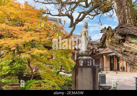 tokyo, japon - novembre 10 2020 : statue de la déité de paix de kannon bodhisattva ou Heiwa-Kannon Bosatsu dédiée au fondateur de la secte Shingon Banque D'Images