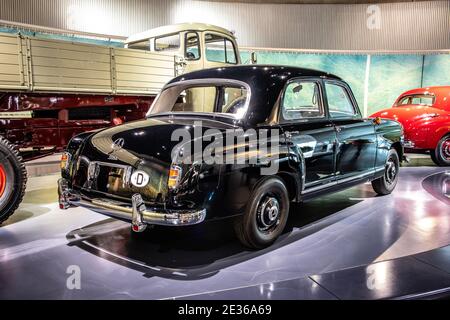 STUTTGART, ALLEMAGNE, 2019: 1955 Mercedes-Benz 180 Pontoon dans le musée Mercedes-Benz Banque D'Images
