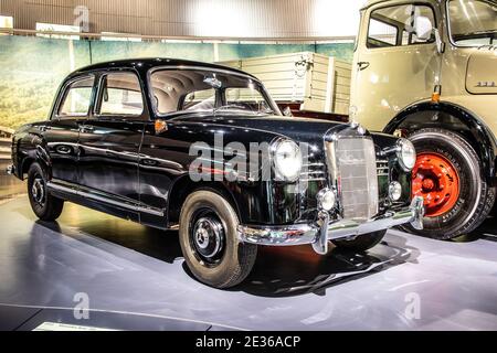 STUTTGART, ALLEMAGNE, 2019: 1955 Mercedes-Benz 180 Pontoon dans le musée Mercedes-Benz Banque D'Images