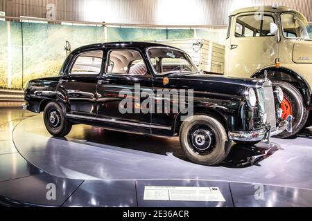 STUTTGART, ALLEMAGNE, 2019: 1955 Mercedes-Benz 180 Pontoon dans le musée Mercedes-Benz Banque D'Images