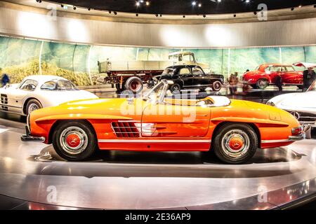 STUTTGART, ALLEMAGNE, 2019: 1962 Mercedes-Benz 300SL Roadster dans le musée Mercedes-Benz Banque D'Images