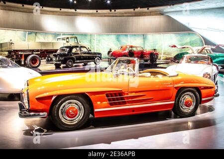 STUTTGART, ALLEMAGNE, 2019: 1962 Mercedes-Benz 300SL Roadster dans le musée Mercedes-Benz Banque D'Images