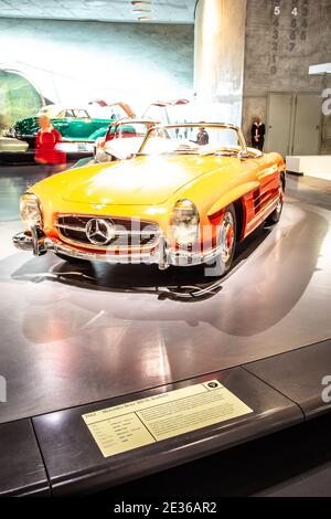 STUTTGART, ALLEMAGNE, 2019: 1962 Mercedes-Benz 300SL Roadster dans le musée Mercedes-Benz Banque D'Images