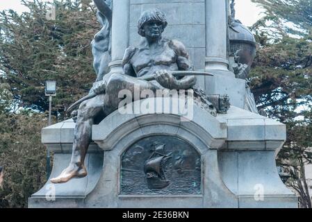 PUNTA ARENAS, CHILI - AVRIL O3, 2019 : statue de Ferdinand Magellan sur la Plaza de Armas, Punta Arenas, Chili. Un monument historique dans le square principal Banque D'Images