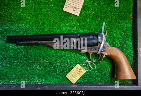 Placerville, États-Unis - 25 novembre 2020 : casquette et ballon de poudre noir vintage revolver de 2e génération de calibre 1860 44 de Colt dans un magasin d'armes à feu Banque D'Images