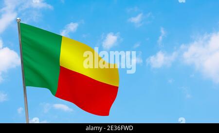Drapeau Bénin sur pôle. Ciel bleu. Drapeau national du Bénin Banque D'Images