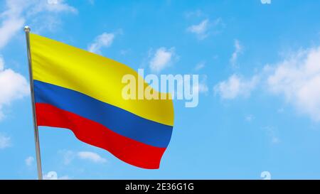 Drapeau colombien sur le poteau. Ciel bleu. Drapeau national de la Colombie Banque D'Images