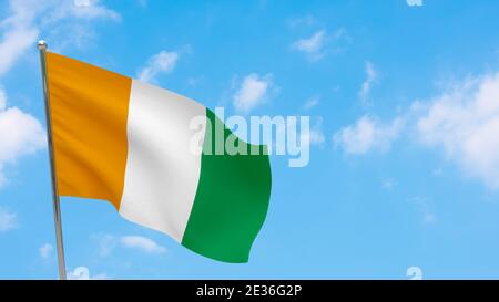 Côte d'ivoire - drapeau de la Côte d'Ivoire sur la perche. Ciel bleu. Drapeau national de Côte d'ivoire - Côte d'Ivoire Banque D'Images