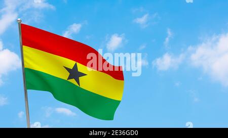 Drapeau du Ghana sur la perche. Ciel bleu. Drapeau national du Ghana Banque D'Images
