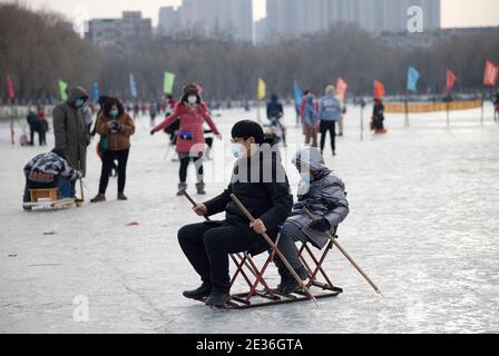 Les citoyens viennent au parc pour patiner et profiter de la joie portée par les sports après la réouverture des patinoires dans la ville de Shenyang, province de Liaoning, dans le nord-est de la Chine Banque D'Images