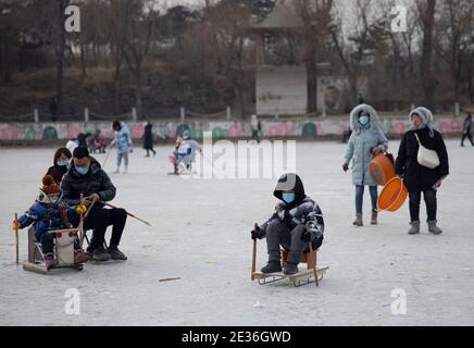 Les citoyens viennent au parc pour patiner et profiter de la joie portée par les sports après la réouverture des patinoires dans la ville de Shenyang, province de Liaoning, dans le nord-est de la Chine Banque D'Images