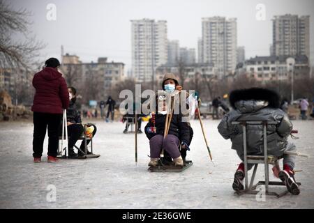 Les citoyens viennent au parc pour patiner et profiter de la joie portée par les sports après la réouverture des patinoires dans la ville de Shenyang, province de Liaoning, dans le nord-est de la Chine Banque D'Images