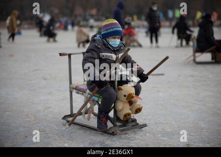 Les citoyens viennent au parc pour patiner et profiter de la joie portée par les sports après la réouverture des patinoires dans la ville de Shenyang, province de Liaoning, dans le nord-est de la Chine Banque D'Images