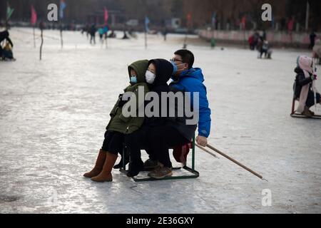 Les citoyens viennent au parc pour patiner et profiter de la joie portée par les sports après la réouverture des patinoires dans la ville de Shenyang, province de Liaoning, dans le nord-est de la Chine Banque D'Images