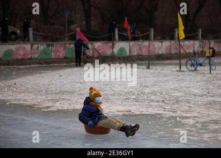 Les citoyens viennent au parc pour patiner et profiter de la joie portée par les sports après la réouverture des patinoires dans la ville de Shenyang, province de Liaoning, dans le nord-est de la Chine Banque D'Images