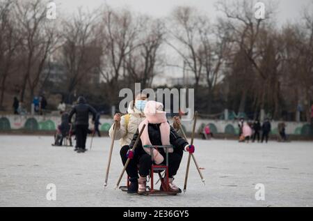 Les citoyens viennent au parc pour patiner et profiter de la joie portée par les sports après la réouverture des patinoires dans la ville de Shenyang, province de Liaoning, dans le nord-est de la Chine Banque D'Images