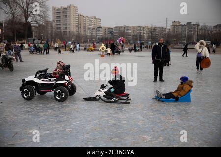 Les citoyens viennent au parc pour patiner et profiter de la joie portée par les sports après la réouverture des patinoires dans la ville de Shenyang, province de Liaoning, dans le nord-est de la Chine Banque D'Images