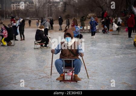 Les citoyens viennent au parc pour patiner et profiter de la joie portée par les sports après la réouverture des patinoires dans la ville de Shenyang, province de Liaoning, dans le nord-est de la Chine Banque D'Images