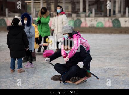 Les citoyens viennent au parc pour patiner et profiter de la joie portée par les sports après la réouverture des patinoires dans la ville de Shenyang, province de Liaoning, dans le nord-est de la Chine Banque D'Images