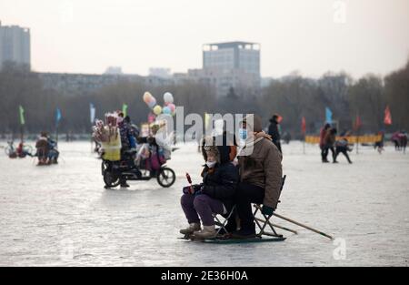 Les citoyens viennent au parc pour patiner et profiter de la joie portée par les sports après la réouverture des patinoires dans la ville de Shenyang, province de Liaoning, dans le nord-est de la Chine Banque D'Images