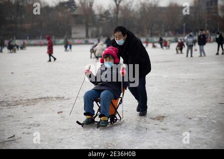 Les citoyens viennent au parc pour patiner et profiter de la joie portée par les sports après la réouverture des patinoires dans la ville de Shenyang, province de Liaoning, dans le nord-est de la Chine Banque D'Images