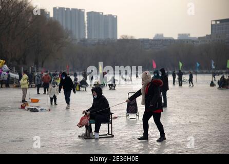 Les citoyens viennent au parc pour patiner et profiter de la joie portée par les sports après la réouverture des patinoires dans la ville de Shenyang, province de Liaoning, dans le nord-est de la Chine Banque D'Images