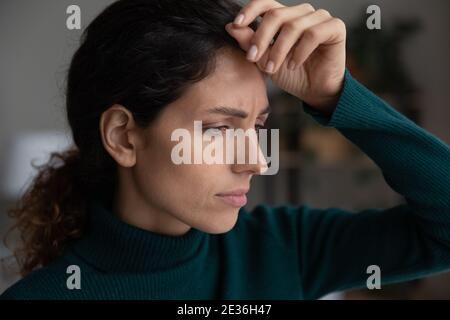 Une jeune femme malheureuse regarde dans la distance se sentant affligé Banque D'Images