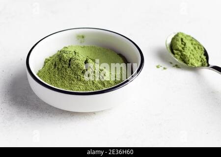 Super-nourriture verte. Herbe de blé, herbe d'orge, chlorelle, spiruline, poudre de maca Banque D'Images